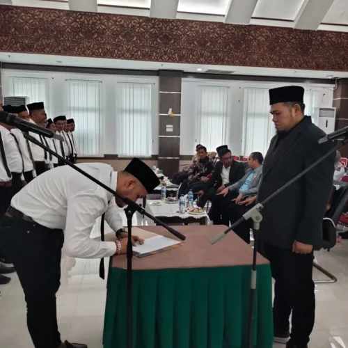 Foto: Ketua KIP Aceh Utara Hidayatul Akbar melantik 135 anggota PPK