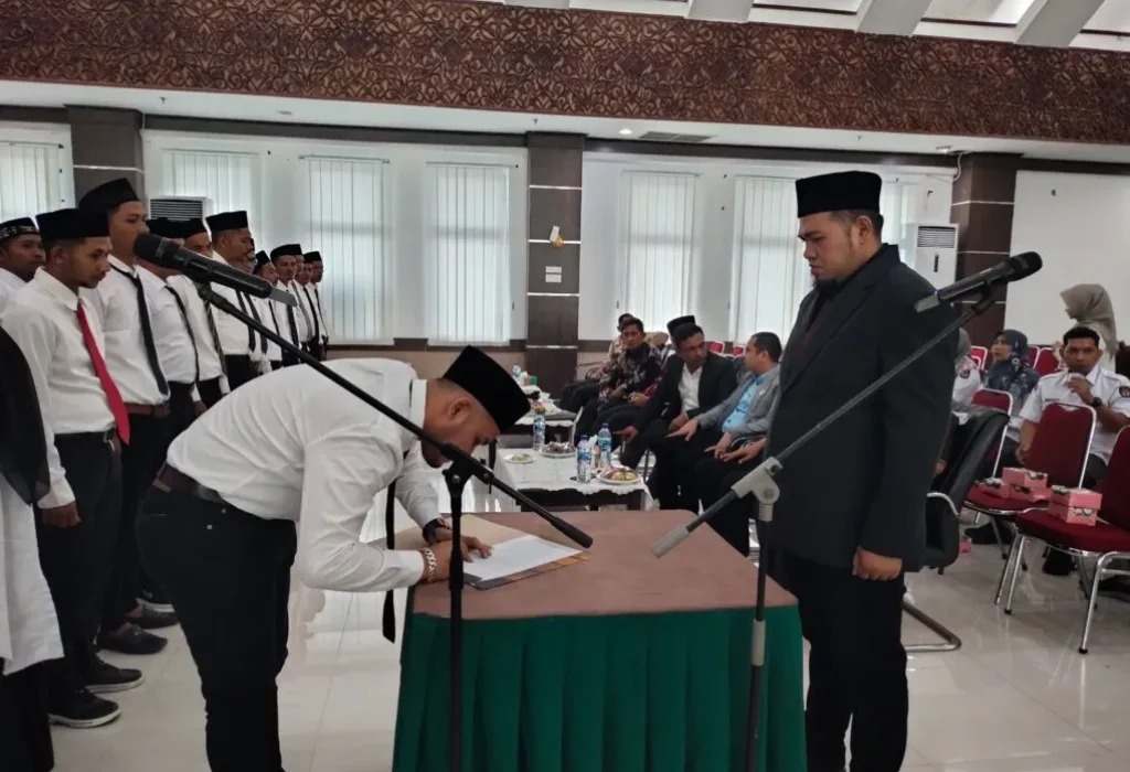 Foto: Ketua KIP Aceh Utara Hidayatul Akbar melantik 135 anggota PPK