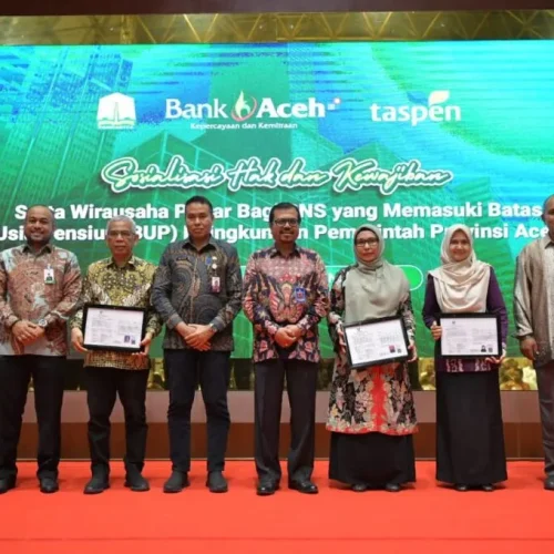 Foto: Pj. Sekda Aceh, Azwardi AP didampingi Kepala BKA, Abdul Qahar dan Kepala BKN Perwakilan Aceh Menyerahkan SK Pensiun pada pembukaan Sosialisasi Hak & Kewajiban Serta Wirausaha Pintar Bagi PNS Batas Usia Pensiun diLingkungan Pemerintah Provinsi Aceh di Anjong Monmata, Banda Aceh