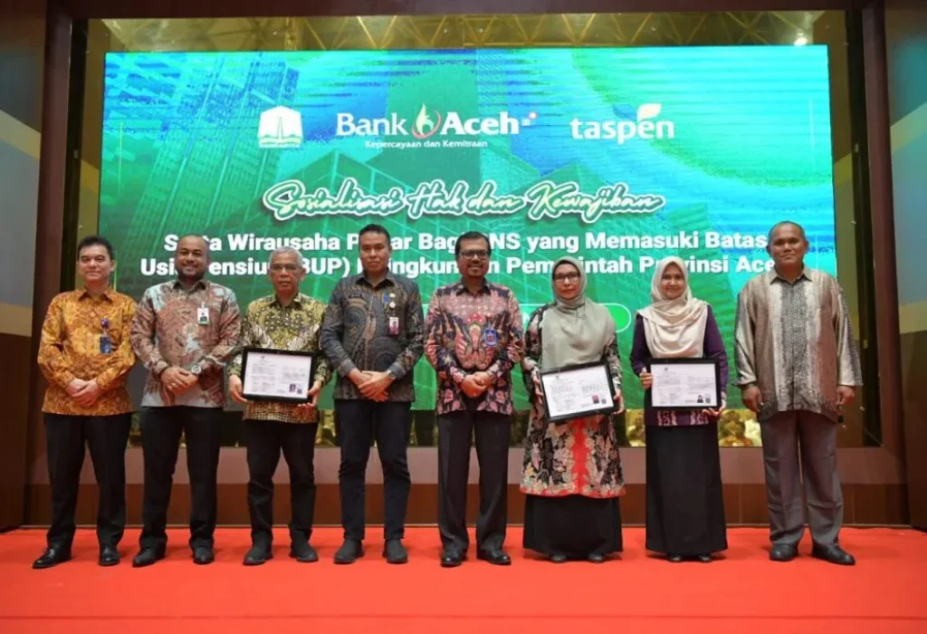 Foto: Pj. Sekda Aceh, Azwardi AP didampingi Kepala BKA, Abdul Qahar dan Kepala BKN Perwakilan Aceh Menyerahkan SK Pensiun pada pembukaan Sosialisasi Hak & Kewajiban Serta Wirausaha Pintar Bagi PNS Batas Usia Pensiun diLingkungan Pemerintah Provinsi Aceh di Anjong Monmata, Banda Aceh