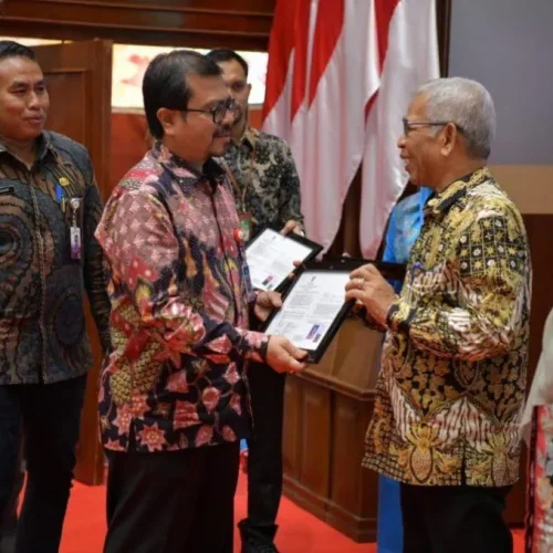Foto: Pj. Sekda Aceh, Azwardi AP didampingi Kepala BKA, Abdul Qahar dan Kepala BKN Perwakilan Aceh Menyerahkan SK Pensiun pada pembukaan Sosialisasi Hak & Kewajiban Serta Wirausaha Pintar Bagi PNS Batas Usia Pensiun diLingkungan Pemerintah Provinsi Aceh di Anjong Monmata, Banda Aceh.