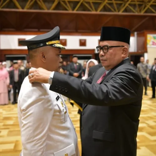 Foto: Pj. Gubernur Aceh, Bustami, SE. M. Si Pengambilan Sumpah Jabatan dan Pelantikan  Azhari sebagai Penjabat Walikota Subulussalam di Anjong Monmata, Banda Aceh, Kamis, 16/05/2024.