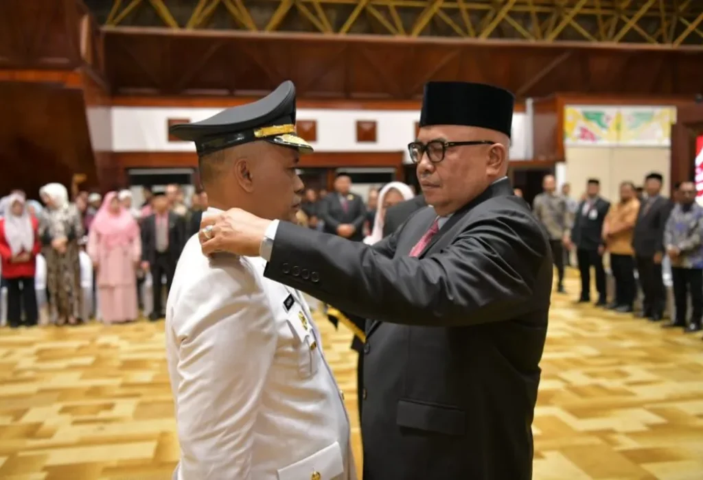 Foto: Pj. Gubernur Aceh, Bustami, SE. M. Si Pengambilan Sumpah Jabatan dan Pelantikan  Azhari sebagai Penjabat Walikota Subulussalam di Anjong Monmata, Banda Aceh, Kamis, 16/05/2024.