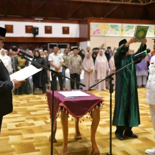 Foto: Pj. Gubernur Aceh, Bustami, SE. M. Si Pengambilan Sumpah Jabatan dan Pelantikan  Azhari sebagai Penjabat Walikota Subulussalam di Anjong Monmata, Banda Aceh.