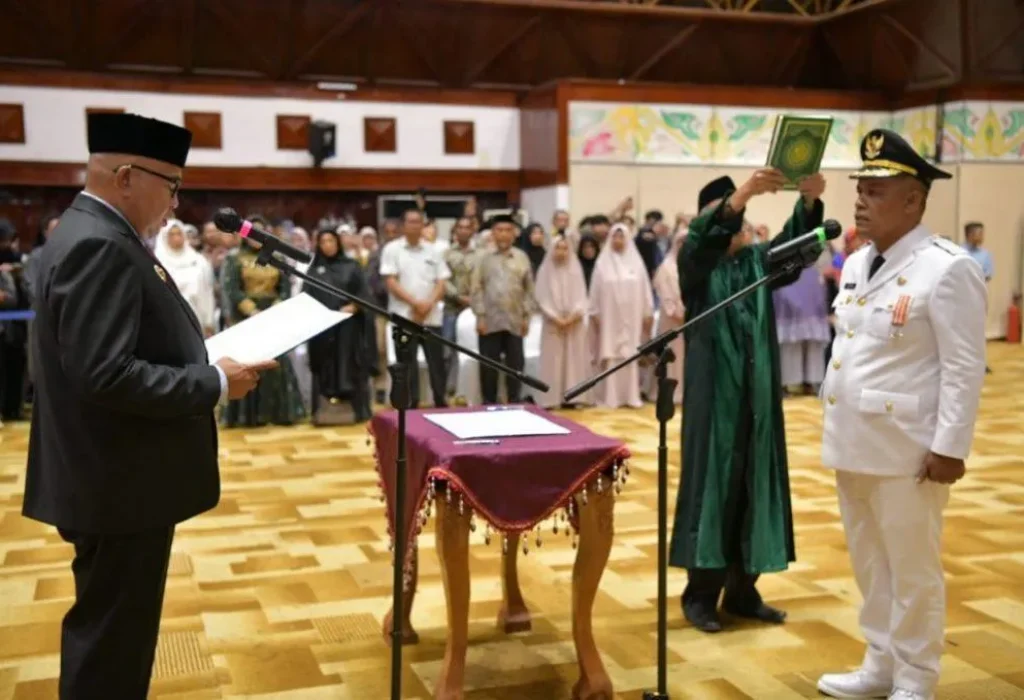 Foto: Pj. Gubernur Aceh, Bustami, SE. M. Si Pengambilan Sumpah Jabatan dan Pelantikan  Azhari sebagai Penjabat Walikota Subulussalam di Anjong Monmata, Banda Aceh.