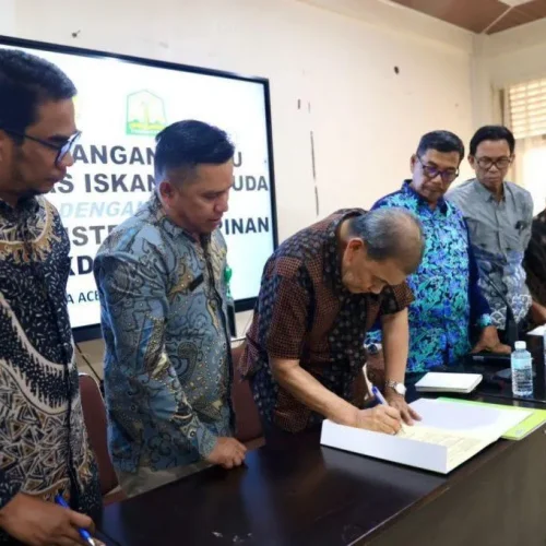 Foto: Plh Kepala Biro Biro Administrasi Pimpinan (ADPIM) Setda Aceh, M Gade, melakukan Penandatanganan MoU kerjasama mahasiswa/i magang antara Universitas Iskandar Muda dengan Biro ADPIM Setda Aceh, di Ruang Rapat S2 Fisipol Unida