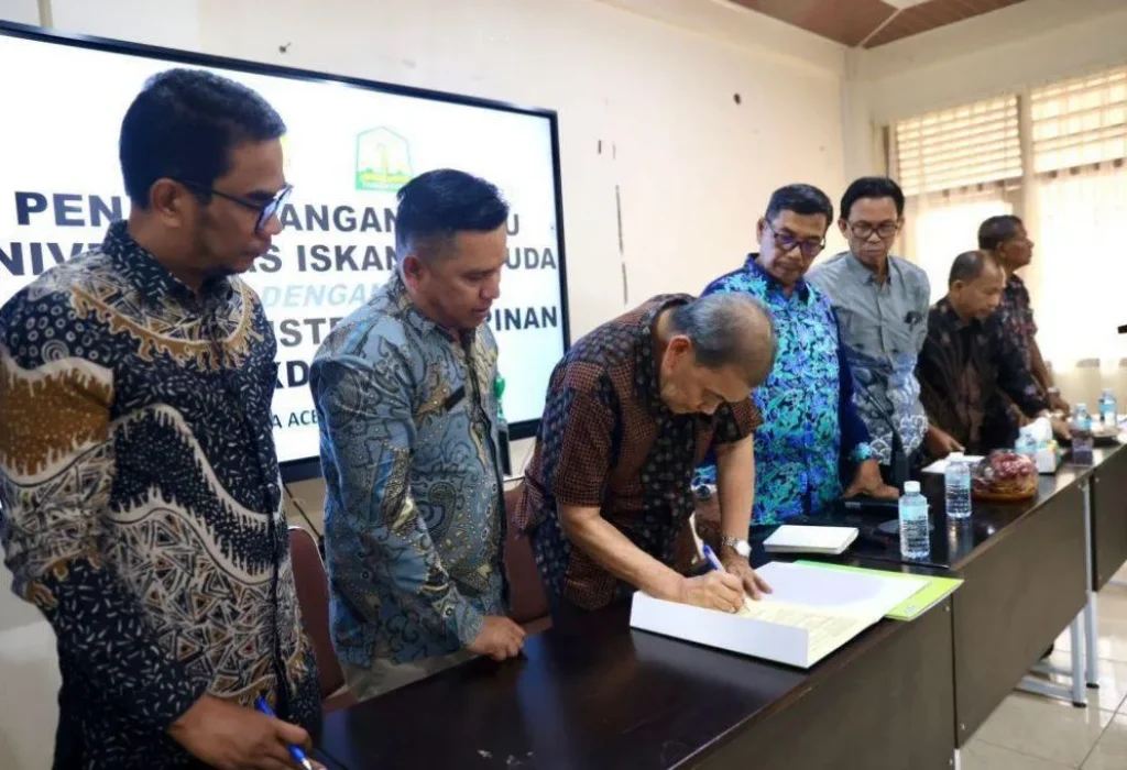 Foto: Plh Kepala Biro Biro Administrasi Pimpinan (ADPIM) Setda Aceh, M Gade, melakukan Penandatanganan MoU kerjasama mahasiswa/i magang antara Universitas Iskandar Muda dengan Biro ADPIM Setda Aceh, di Ruang Rapat S2 Fisipol Unida