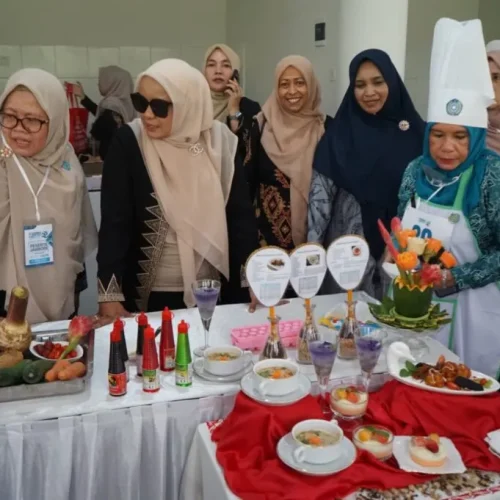 Foto: Foto : Pj ketua TP PKK Aceh Melanni Bustami didampingi Pj ketua DPW Aceh Nurmaziah saat memberikan langsung suport kepada peserta lomba masak dari Provinsi Aceh, Selasa 14 Mei 2024.