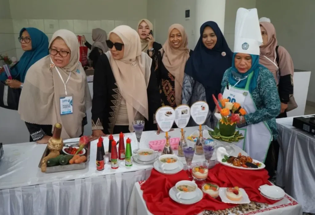 Foto: Foto : Pj ketua TP PKK Aceh Melanni Bustami didampingi Pj ketua DPW Aceh Nurmaziah saat memberikan langsung suport kepada peserta lomba masak dari Provinsi Aceh, Selasa 14 Mei 2024.