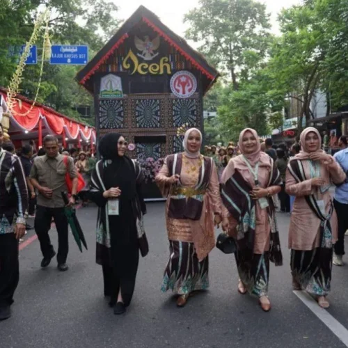 Foto : Pj ketua TP PKK Aceh Mellani Bustami didampingin Pj  ketua DWP Aceh Nurmaziah saat mengikuti pawai parade mobil hias dari stadion Sriwendari ke Balaikota Surakarta, Rabu 15 Mei 2024.