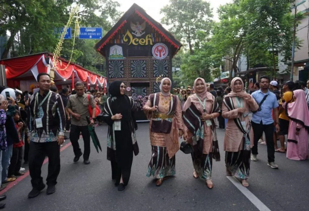 Foto : Pj ketua TP PKK Aceh Mellani Bustami didampingin Pj  ketua DWP Aceh Nurmaziah saat mengikuti pawai parade mobil hias dari stadion Sriwendari ke Balaikota Surakarta, Rabu 15 Mei 2024.