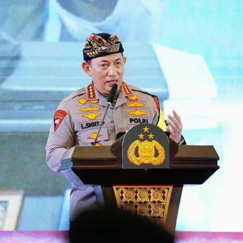 Foto:  Kapolri Jenderal Listyo Sigit Prabowo memberikan penghargaan kepada calon siswa Bintara Polri yang menjadi korban begal hingga jari tangannya putus di Kebun Jeruk, Jakarta Barat (Jakbar), Satrio Mukhti (18). Jenderal Sigit merekrut Satrio untuk ikut pendidikan Bintara Polri melalui jalur khusus disabilitas.