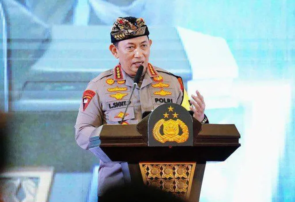 Foto:  Kapolri Jenderal Listyo Sigit Prabowo memberikan penghargaan kepada calon siswa Bintara Polri yang menjadi korban begal hingga jari tangannya putus di Kebun Jeruk, Jakarta Barat (Jakbar), Satrio Mukhti (18). Jenderal Sigit merekrut Satrio untuk ikut pendidikan Bintara Polri melalui jalur khusus disabilitas.