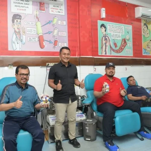 Foto: Pj. Sekda Aceh bersama Kepala Biro BPBJ dan Plh Biro Adpim melaksanakan donor darah rutin di gedung PMI Kota Banda Aceh, 17/5/2004