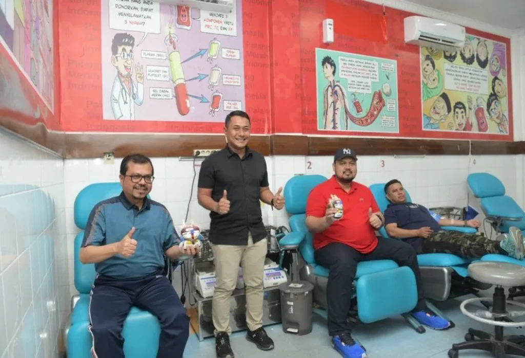 Foto: Pj. Sekda Aceh bersama Kepala Biro BPBJ dan Plh Biro Adpim melaksanakan donor darah rutin di gedung PMI Kota Banda Aceh, 17/5/2004