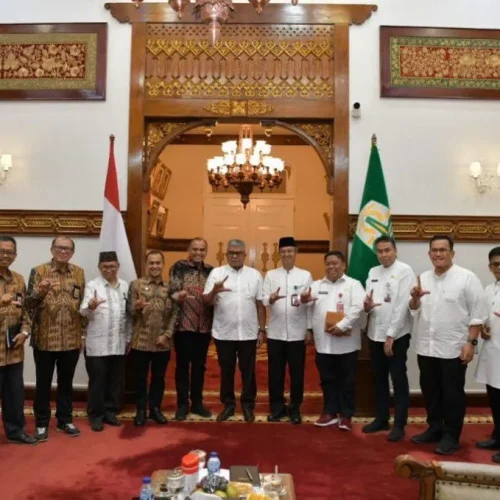 Foto: Pj. Gubernur Aceh, Bustami, SE. M. Si didampingi Asisten Administrasi Umum Sekda Aceh, Iskandar AP Menerima Silaturrahmi Kepala Puslatbang KHAN LAN RI Perwakilan Aceh, Said Fadhil, S.IP . MM dan Rombongan di Pendopo Gubernur Aceh, Jumat, 17/05/2024.Pj. Gubernur Aceh, Bustami, SE. M. Si didampingi Asisten Administrasi Umum Sekda Aceh, Iskandar AP Menerima Silaturrahmi Kepala Puslatbang KHAN LAN RI Perwakilan Aceh, Said Fadhil, S.IP . MM dan Rombongan di Pendopo Gubernur Aceh, Jumat, 17/05/2024.