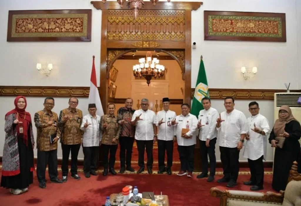 Foto: Pj. Gubernur Aceh, Bustami, SE. M. Si didampingi Asisten Administrasi Umum Sekda Aceh, Iskandar AP Menerima Silaturrahmi Kepala Puslatbang KHAN LAN RI Perwakilan Aceh, Said Fadhil, S.IP . MM dan Rombongan di Pendopo Gubernur Aceh, Jumat, 17/05/2024.Pj. Gubernur Aceh, Bustami, SE. M. Si didampingi Asisten Administrasi Umum Sekda Aceh, Iskandar AP Menerima Silaturrahmi Kepala Puslatbang KHAN LAN RI Perwakilan Aceh, Said Fadhil, S.IP . MM dan Rombongan di Pendopo Gubernur Aceh, Jumat, 17/05/2024.