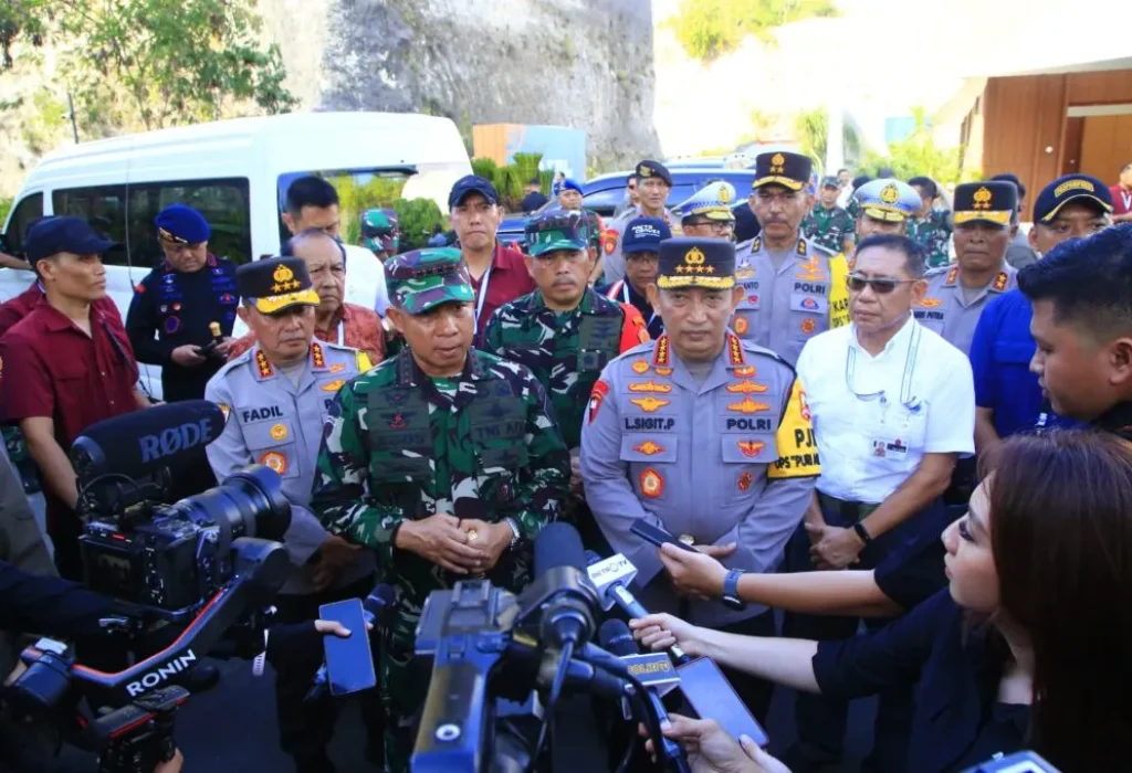 Foto: Kapolri Jenderal Listyo Sigit Prabowo bersama Panglima TNI Jenderal Agus Subiyanto meninjau kesiapan sejumlah venue perhelatan KTT World Water Forum (WWF) ke-10 di Bali.