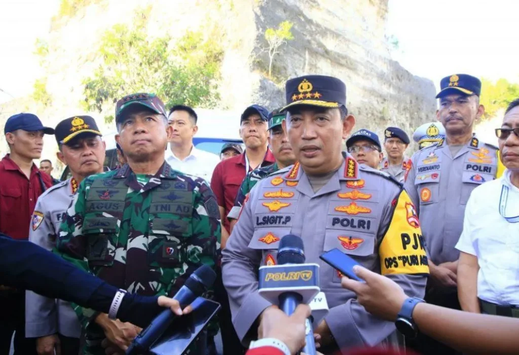 Foto: Kapolri Jenderal Listyo Sigit Prabowo bersama Panglima TNI Jenderal Agus Subiyanto meninjau kesiapan sejumlah venue perhelatan KTT World Water Forum (WWF) ke-10 di Bali.
