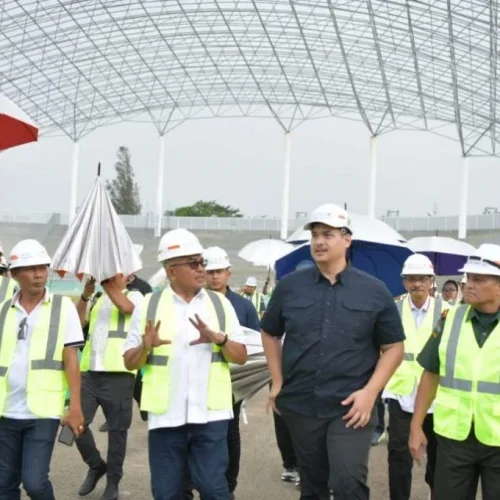 Foto: Pj. Gubernur Aceh, Bustami, SE. M. Si mendampingi Mempora RI,  Dito Ariotedjo dan rombongan meninjau progres pengerjaan venue PON XXI/2024 di Stadion Harapan Bangsa, Lhoong Raya, Banda Aceh, Sabtu, 18/05/2024