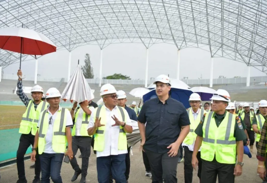 Foto: Pj. Gubernur Aceh, Bustami, SE. M. Si mendampingi Mempora RI,  Dito Ariotedjo dan rombongan meninjau progres pengerjaan venue PON XXI/2024 di Stadion Harapan Bangsa, Lhoong Raya, Banda Aceh, Sabtu, 18/05/2024
