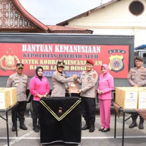 Foto: Bantuan kemanusian dari Polda Aceh untuk korban banjir lahar dingin Sumatera Barat (Sumbar) telah tiba. Bantuan tersebut diserahkan oleh perwakilan Polda Aceh AKBP Yulhendri dan diterima Kapolresta Bukittinggi Kombes Yessi Kurniati di Polresta Bukittinggi, Sabtu, 18 Mei 2024.