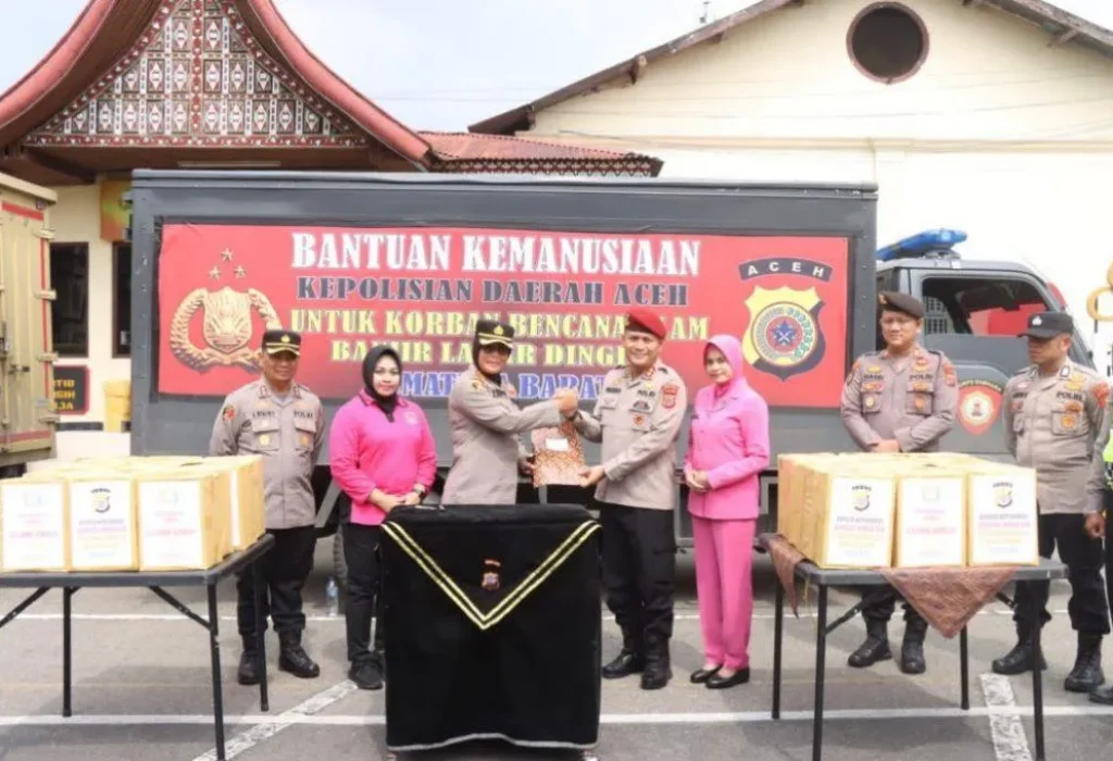 Foto: Bantuan kemanusian dari Polda Aceh untuk korban banjir lahar dingin Sumatera Barat (Sumbar) telah tiba. Bantuan tersebut diserahkan oleh perwakilan Polda Aceh AKBP Yulhendri dan diterima Kapolresta Bukittinggi Kombes Yessi Kurniati di Polresta Bukittinggi, Sabtu, 18 Mei 2024.