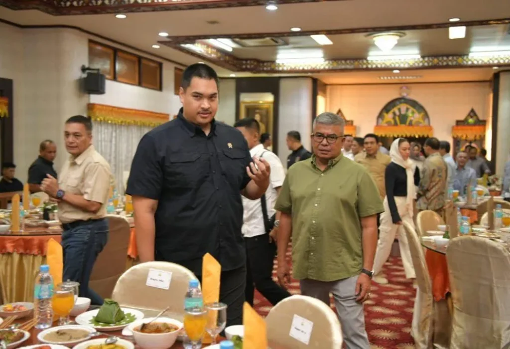 Foto:  Penjabat (Pj) Gubernur Aceh Bustami Hamzah SE MSi, menjamu makan malam Menteri Pemuda dan Olahraga RI Dito Aryo Tedjo dan rombongan di Meuligoe Gubernur Aceh, Sabtu (18/05/2024) malam.