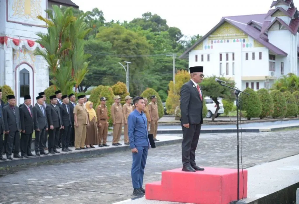 Foto: Penjabat (Pj) Bupati Aceh Jaya, Dr. A. Murtala, M.Si menjaddi Hirup pada HKN 116 dihalaman Kantor Bupati Kabupaten Aceh Jaya, Senin (20/5/2024).