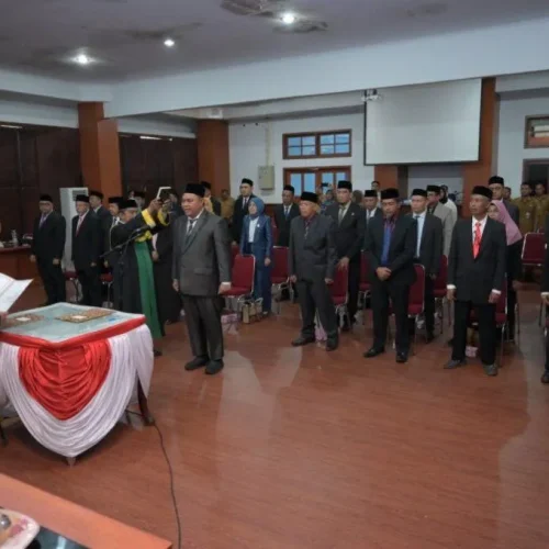 Foto: Pj. Bupati Aceh Jaya, Dr. A. Murtala., M.Si., mengukuhkan dan melantik Pejabat Pimpinan Tinggi Pratama di Lingkungan Pemerintah Kabupaten Aceh Jaya di Aula Lantai III Setdakab Aceh Jaya pada senin, 20 Mei 2024.