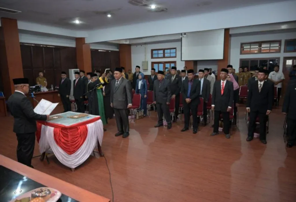 Foto: Pj. Bupati Aceh Jaya, Dr. A. Murtala., M.Si., mengukuhkan dan melantik Pejabat Pimpinan Tinggi Pratama di Lingkungan Pemerintah Kabupaten Aceh Jaya di Aula Lantai III Setdakab Aceh Jaya pada senin, 20 Mei 2024.