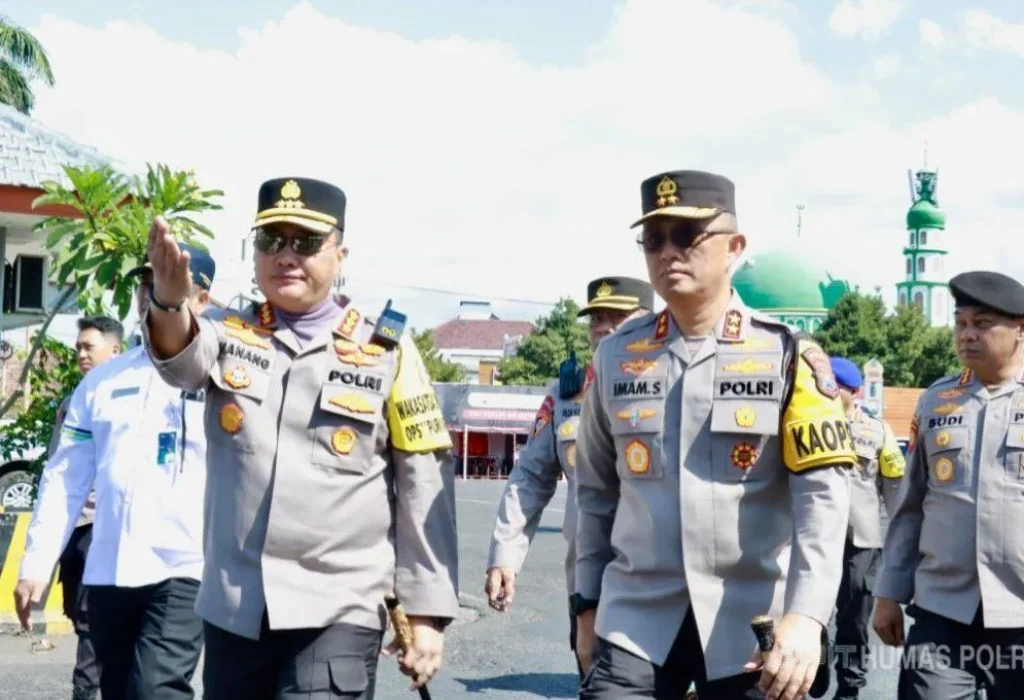 Foto:  Kapolda Jatim Irjen Imam Sugianto akan menambah jumlah pasukan yang berjaga di Pelabuhan ASDP Ketapang Banyuwangi saat libur panjang akhir pekan mendatang.