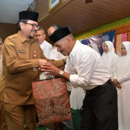 Foto: Pj. Sekda Aceh , Azwardi AP didampingi Asisten Administrasi Umum Sekda Aceh,  Iskandar AP menyaksikan Peusijuk sekaligus menyerahkan bingkisan kepada Calon Jamaah Haji ASN Pemerintah Tahun 2024 di Gedung Serbaguna Setda Aceh, Senin, 20/05/2024.