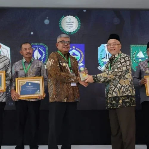 Foto: Plt Direktur Eksekutif Komite Nasional Ekonomi Keuangan Syariah (KNEKS), Taufik Hidayat menyerahkan penghargaan kepada Penjabat (Pj) Gubernur Aceh, Bustami Hamzah, di Menara Syariah, Pantai Indah Kapuk 2, Tangerang, Banten, Senin 20 Mei 2024. (Foto: Humas BPPA)