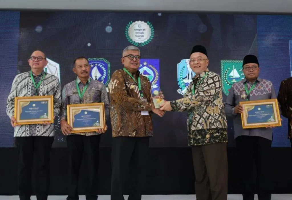 Foto: Plt Direktur Eksekutif Komite Nasional Ekonomi Keuangan Syariah (KNEKS), Taufik Hidayat menyerahkan penghargaan kepada Penjabat (Pj) Gubernur Aceh, Bustami Hamzah, di Menara Syariah, Pantai Indah Kapuk 2, Tangerang, Banten, Senin 20 Mei 2024. (Foto: Humas BPPA)