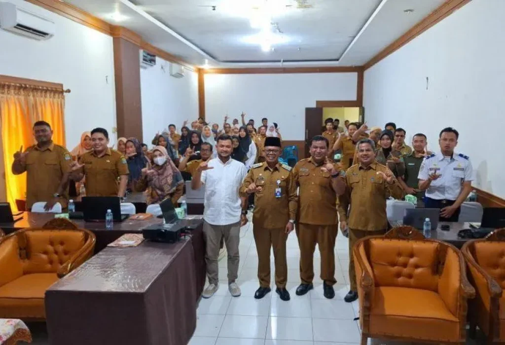 Foto: Pj. Bupati Aceh Jaya, Dr. A. Murtala., M.Si., membuka kegiatan bimbingan teknis (bimtek) aplikasi PPID di lingkungan Pemerintah Kabupaten Aceh Jaya pada selasa (21/5/2024).