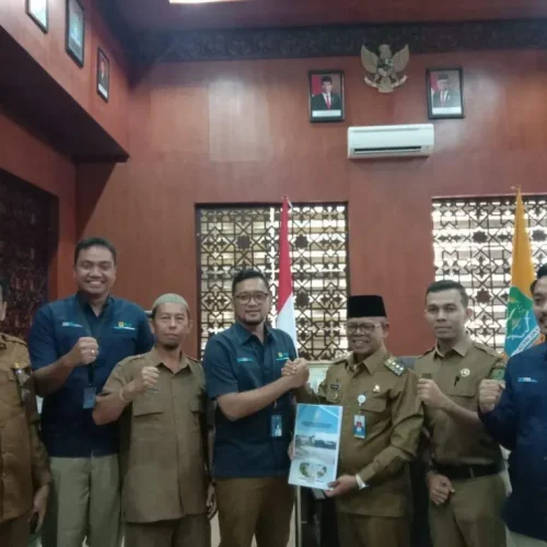 Foto: Penjabat (Pj) Bupati Aceh Jaya, Dr. A. Murtala, M.Si., menerima kunjungan silaturahmi dari Manajer PLN Unit Pelaksana Pelayanan Pelanggan (UP3) Meulaboh di Ruang Kerja Bupati Aceh Jaya, pada Selasa (21/5/2024).