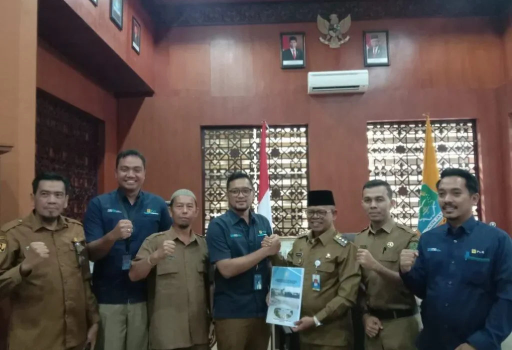 Foto: Penjabat (Pj) Bupati Aceh Jaya, Dr. A. Murtala, M.Si., menerima kunjungan silaturahmi dari Manajer PLN Unit Pelaksana Pelayanan Pelanggan (UP3) Meulaboh di Ruang Kerja Bupati Aceh Jaya, pada Selasa (21/5/2024).