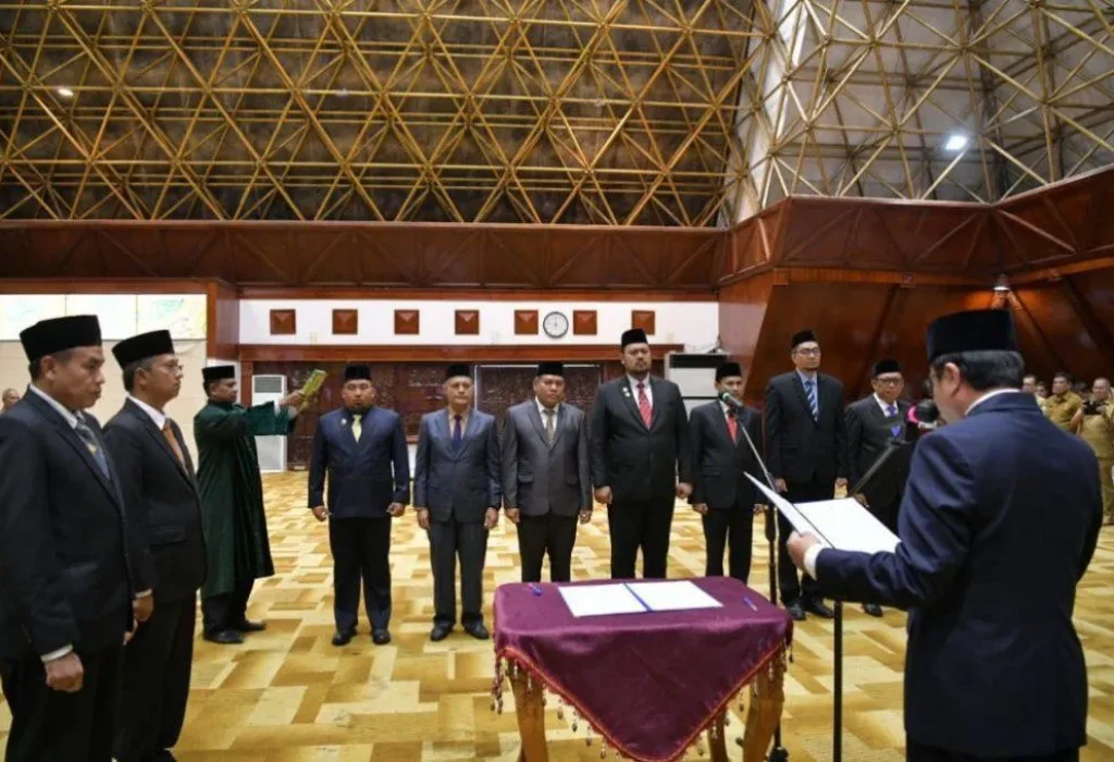 Foto:  Penjabat (Pj) Sekretaris Daerah (Sekda) Aceh Azwardi, atas nama Pj Gubernur Aceh Bustami, melantik 7 Kepala Satuan Kerja Perangkat Aceh, Selasa (21/05/2024).