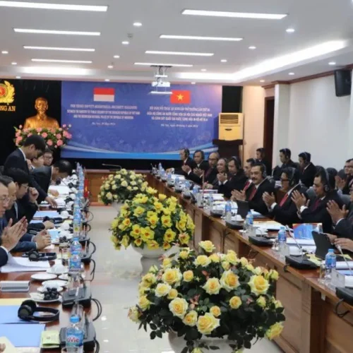 Foto: Indonesia dengan Vietnam bersepakat untuk bekerja sama dalam pencarian dan pengejaran buronan dari kedua negara. Kesepakatan ini merupakan poin terpenting dalam pertemuan kedua petinggi pengemban fungsi kepolisian, yaitu Polri dengan Kementerian Keamanan Publik atau MPS Vietnam.