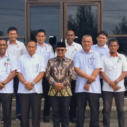 Foto: Bupai Aceh Jaya berfoto bersama usai memimpin Rapat Koordinasi bersama Dinas Pariwisata, Kebudayaan, Kepemudaan, dan Olahraga (Disparekrapora) dan KONI Aceh Jaya, dalam rangka Percepatan Pembangunan Kesiapan Pelaksanaan PORA Tahun 2026. Rapat yang berlangsung di ruang kerja Disparekrapora Aceh Jaya ini dihadiri oleh Kadisparekrapora Aceh Jaya, Ketua KONI Aceh Jaya, serta seluruh jajaran terkait.