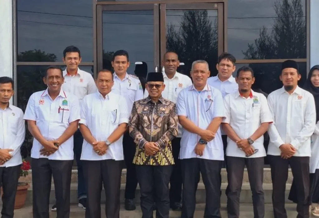 Foto: Bupai Aceh Jaya berfoto bersama usai memimpin Rapat Koordinasi bersama Dinas Pariwisata, Kebudayaan, Kepemudaan, dan Olahraga (Disparekrapora) dan KONI Aceh Jaya, dalam rangka Percepatan Pembangunan Kesiapan Pelaksanaan PORA Tahun 2026. Rapat yang berlangsung di ruang kerja Disparekrapora Aceh Jaya ini dihadiri oleh Kadisparekrapora Aceh Jaya, Ketua KONI Aceh Jaya, serta seluruh jajaran terkait.