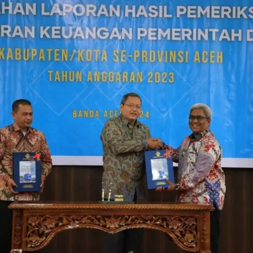 Foto: Kepala BPK RI Perwakilan Aceh Rio Tirta,SE, M.Acc, CSFA, menyerahkan WTP Kepada Pj Bupati Aceh Utara, Mahyuzar didampingi  Ketua DPRK Aceh Uttara,  Arafat Ali, SE di aula gedung BPK Perwakilan Provinsi Aceh di Banda Aceh, Rabu, 22 Mei 2024