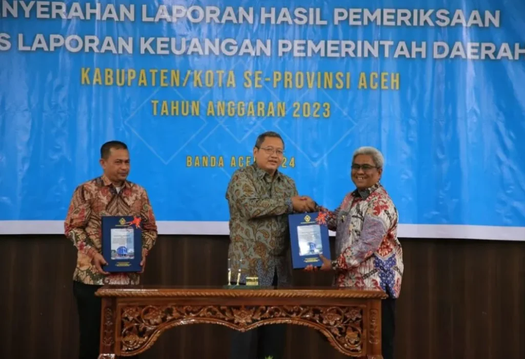 Foto: Kepala BPK RI Perwakilan Aceh Rio Tirta,SE, M.Acc, CSFA, menyerahkan WTP Kepada Pj Bupati Aceh Utara, Mahyuzar didampingi  Ketua DPRK Aceh Uttara,  Arafat Ali, SE di aula gedung BPK Perwakilan Provinsi Aceh di Banda Aceh, Rabu, 22 Mei 2024