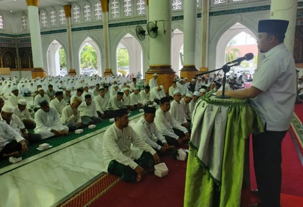 Foto: Plh Sekda Aceh Utara Dr Fauzan, SSTP, melakukan prosesi peusijuek untuk 556 orang jamaah Calon Haji (Calhaj) yang akan berangkat ke Tanah Suci menunaikan ibadah haji tahun 1445 H.