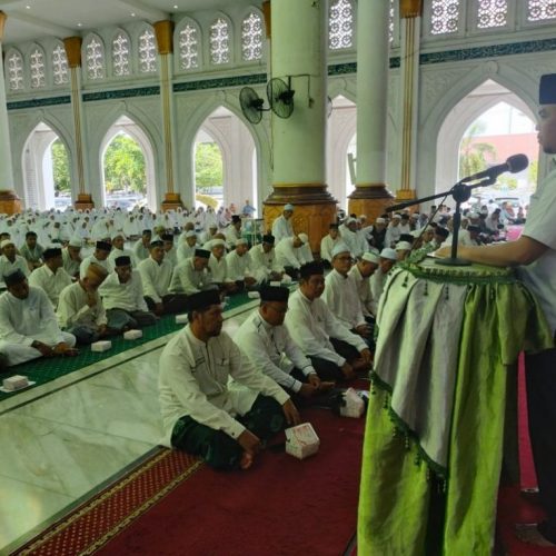 Foto: Plh Sekda Aceh Utara Dr Fauzan, SSTP, melakukan prosesi peusijuek untuk 556 orang jamaah Calon Haji (Calhaj) yang akan berangkat ke Tanah Suci menunaikan ibadah haji tahun 1445 H.