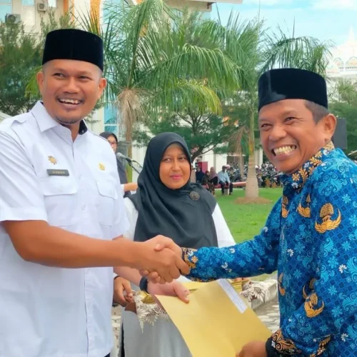 Foto: Kaban BKPSDM Aceh Utara, Saifuddin, S.STP., MSP menyerahkan SK Kepada Pegai PPPK Formasi 2023 di halaman Kantor Bupati Aceh Utara
