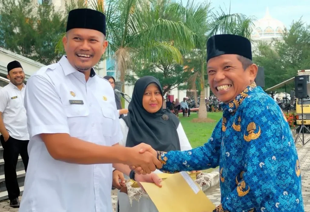 Foto: Kaban BKPSDM Aceh Utara, Saifuddin, S.STP., MSP menyerahkan SK Kepada Pegai PPPK Formasi 2023 di halaman Kantor Bupati Aceh Utara