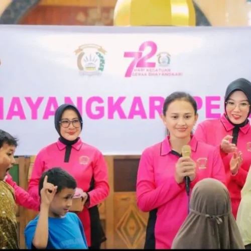 Foto: Ketua Umum (Ketum) Bhayangkari, Juliati Listyo Sigit mengunjungi Posko Pengungsian Banjir Bandang Gunung Marapi di Tanah Datar, Sumatera Barat (Sumbar). Juliati menyapa warga yang terdampak bencana alam tersebut, terutama kaum ibu dan anak-anak.