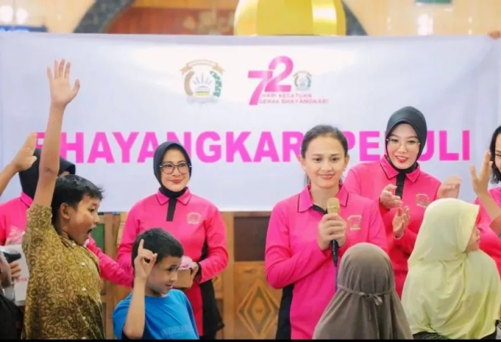 Foto: Ketua Umum (Ketum) Bhayangkari, Juliati Listyo Sigit mengunjungi Posko Pengungsian Banjir Bandang Gunung Marapi di Tanah Datar, Sumatera Barat (Sumbar). Juliati menyapa warga yang terdampak bencana alam tersebut, terutama kaum ibu dan anak-anak.